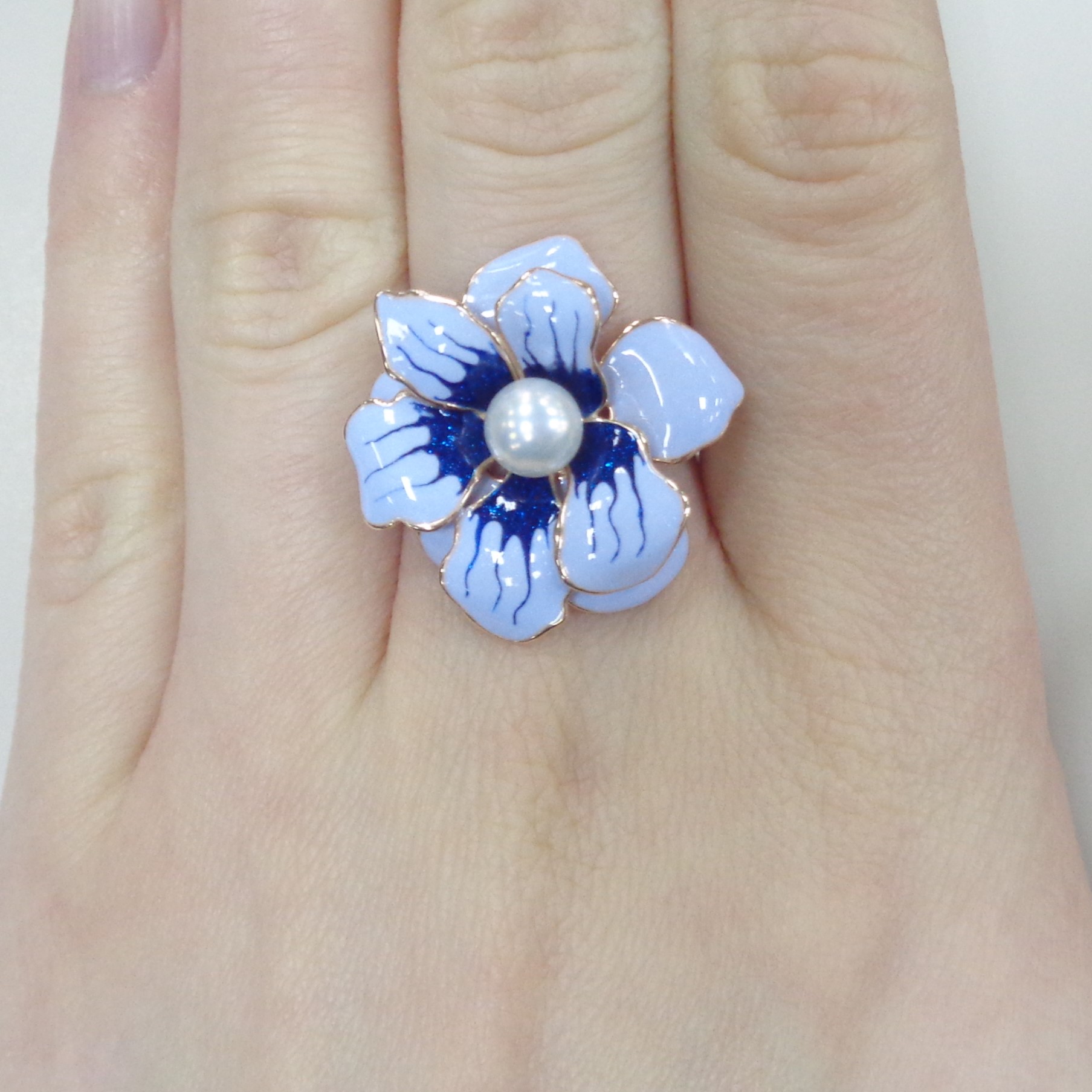 Серебряное кольцо с жемчугом и эмалью "Цветок"